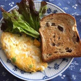 トーストと枝豆オムレツの朝ごはん